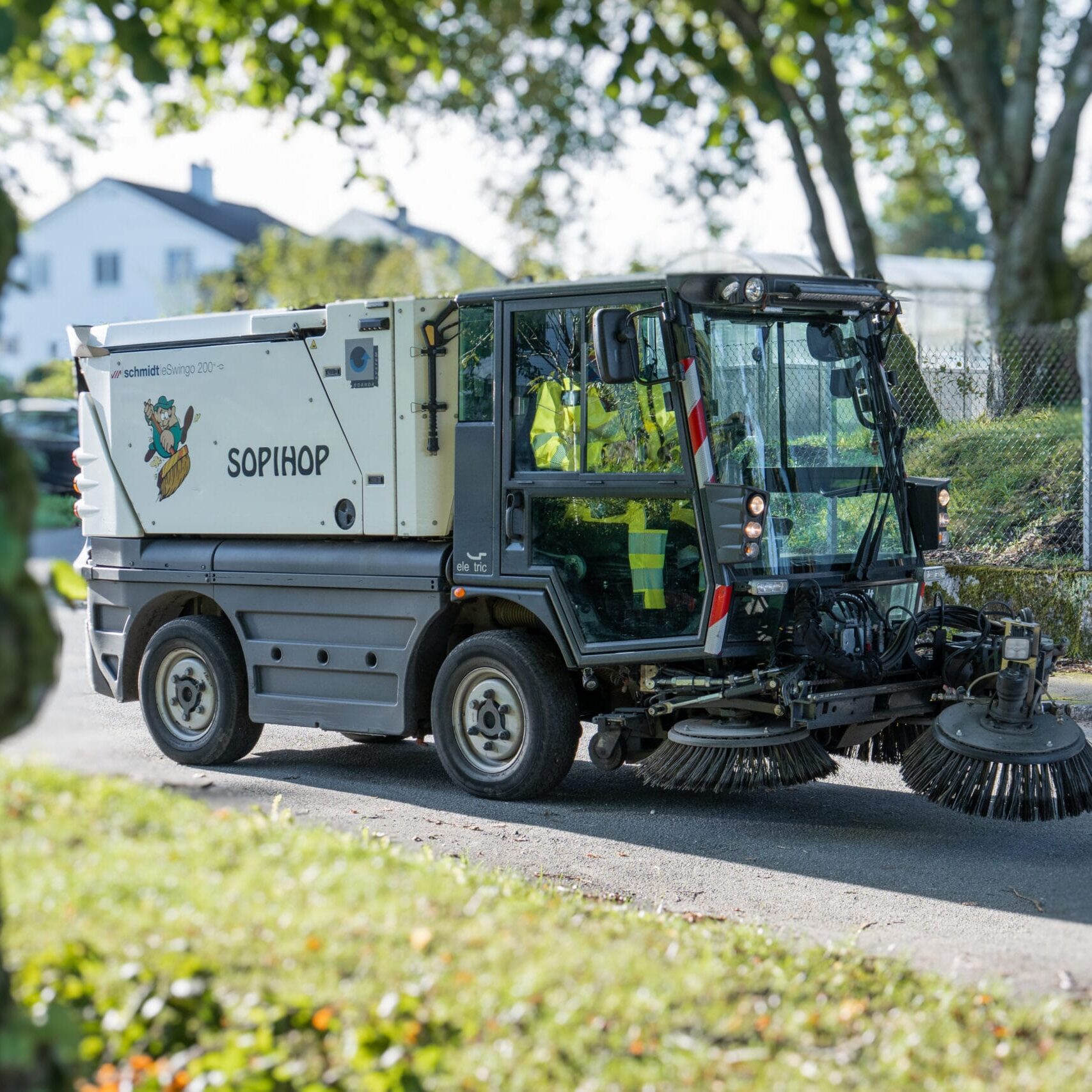 Sopihop veisopebil kjører på smal vel/fortau